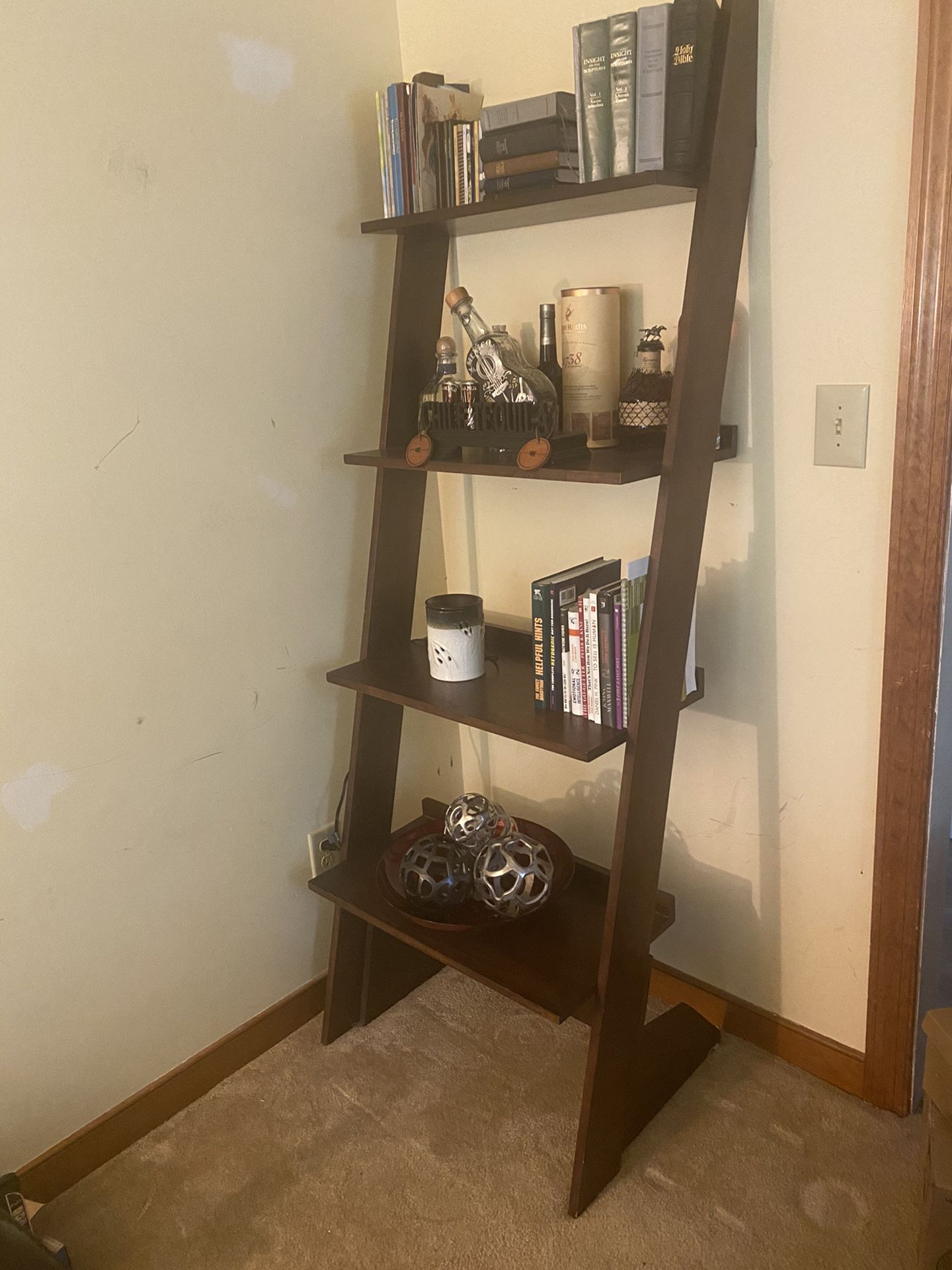 Leaning book shelf