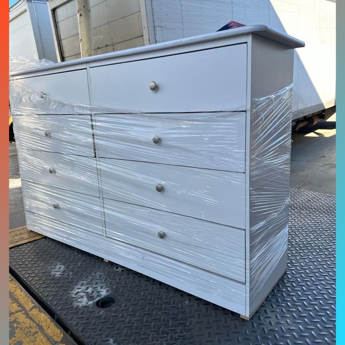Dresser/ Eight drawers dresser