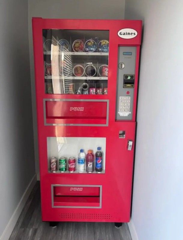 VENDING MACHINE WITH CREDIT CARD READER