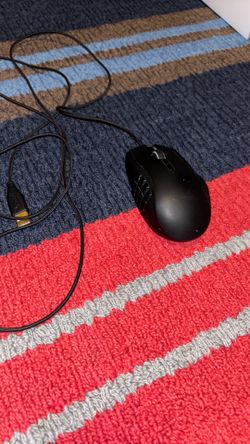 Razor gaming mouse with numbers on side