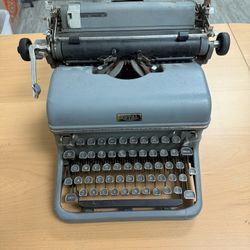 Vintage 1940βs Royal Magic Margin Typewriter