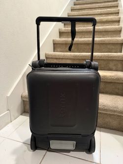 Ternx Stroller 2 in 1, carryon converts to stroller.
