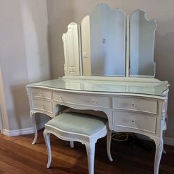 Antique White Solid Wood Dresser/Vanity