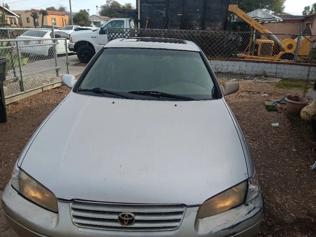 1999 Toyota Camry Placas Vencieto En Agosto 24 Estoy Pidiendo $1300 Asi Como Esta Tienexmuchos Detalles ?acepto Ofertas Razonables
