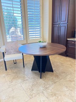 47” Round Dining Table