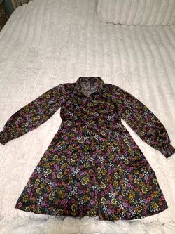 Vestido negro floral de manga larga