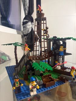 Vintage 1989 LEGO Pirates 6270 Forbidden Island – Pirates, Boat, Cannon & Minifigures