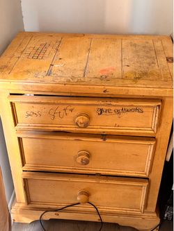 Dresser with 3 drawers