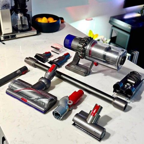 Dyson v10 + full pack of accessories!