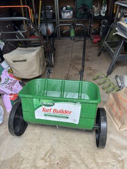 Scott’s Turf Builder Classic Drop Spreader