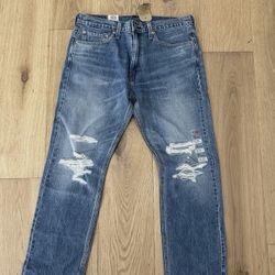 Levi’s NWT Straight Jean.’•