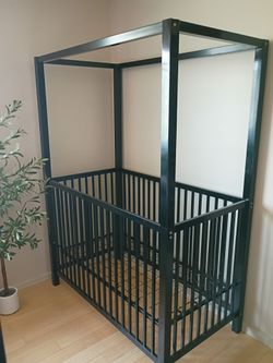 Canopy style crib