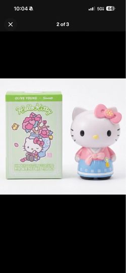 Olive young x Hello Kitty Hanbok Figure