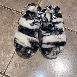 Uggs Slippers Fluffy Size 6 (used)