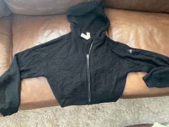 WOMEN’S KNIT SWEATER BY ALO