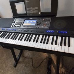 Yamaha PSR- SX900 Keyboard with Accessories