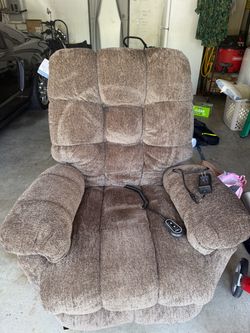 Sozo Comfort Power Lift Recliner Chair – Excellent Condition