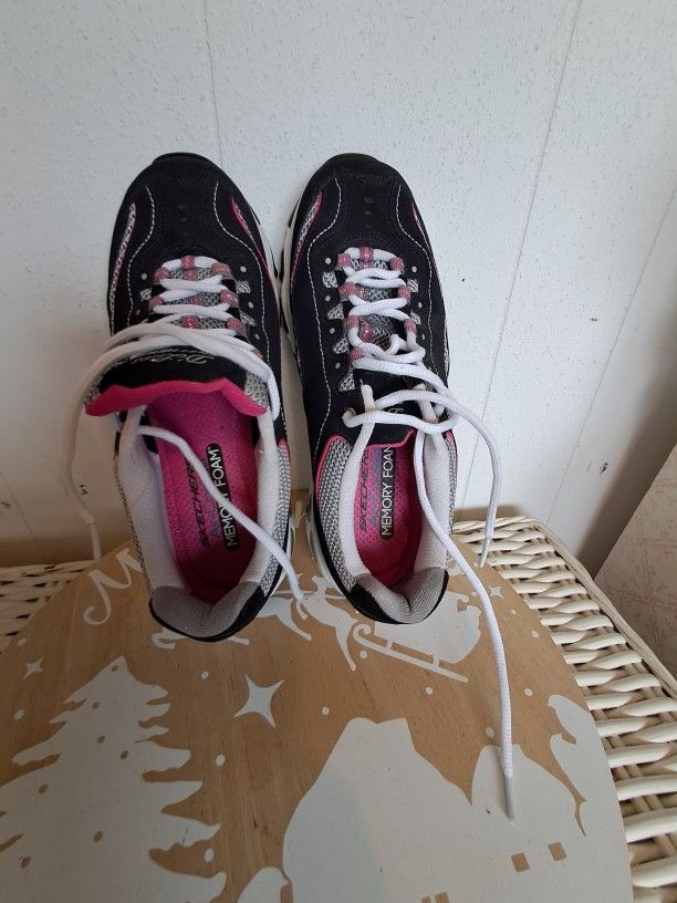 Sketchers- Women's Size 8 1/2