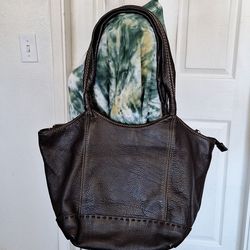 The SAK 100 % LEATHER Shoulder Bag 