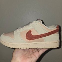 Womens Dunk Low Size: 7.5