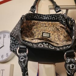 Nice GUESS purse In Like New Condition !!