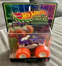Hot Wheels Monster Trucks Glow in the Dark Hotweiler