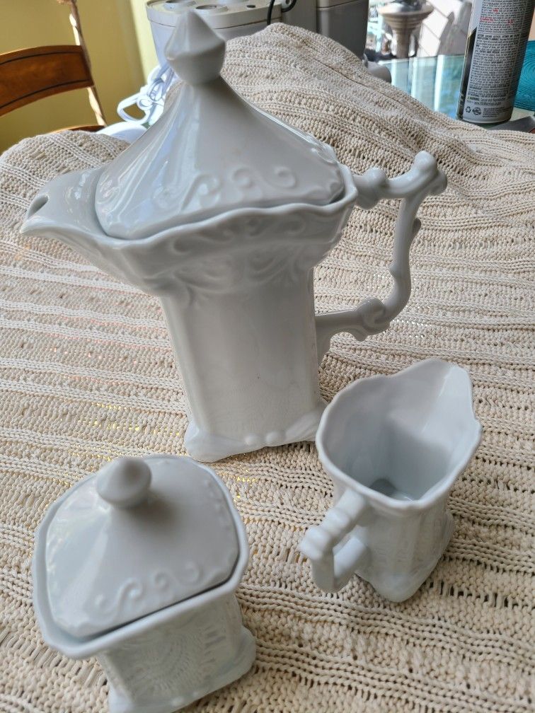 White Grannycore Alice in Wonderland shabbychic  Coffee Teapot,Creamer Set Baroque 