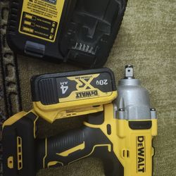 DeWalt 20v Impact Wrench 1/2 IN With Battery And Charger 