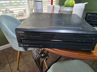 Onkyo DX-C390 is a 6-disc carousel CD changer