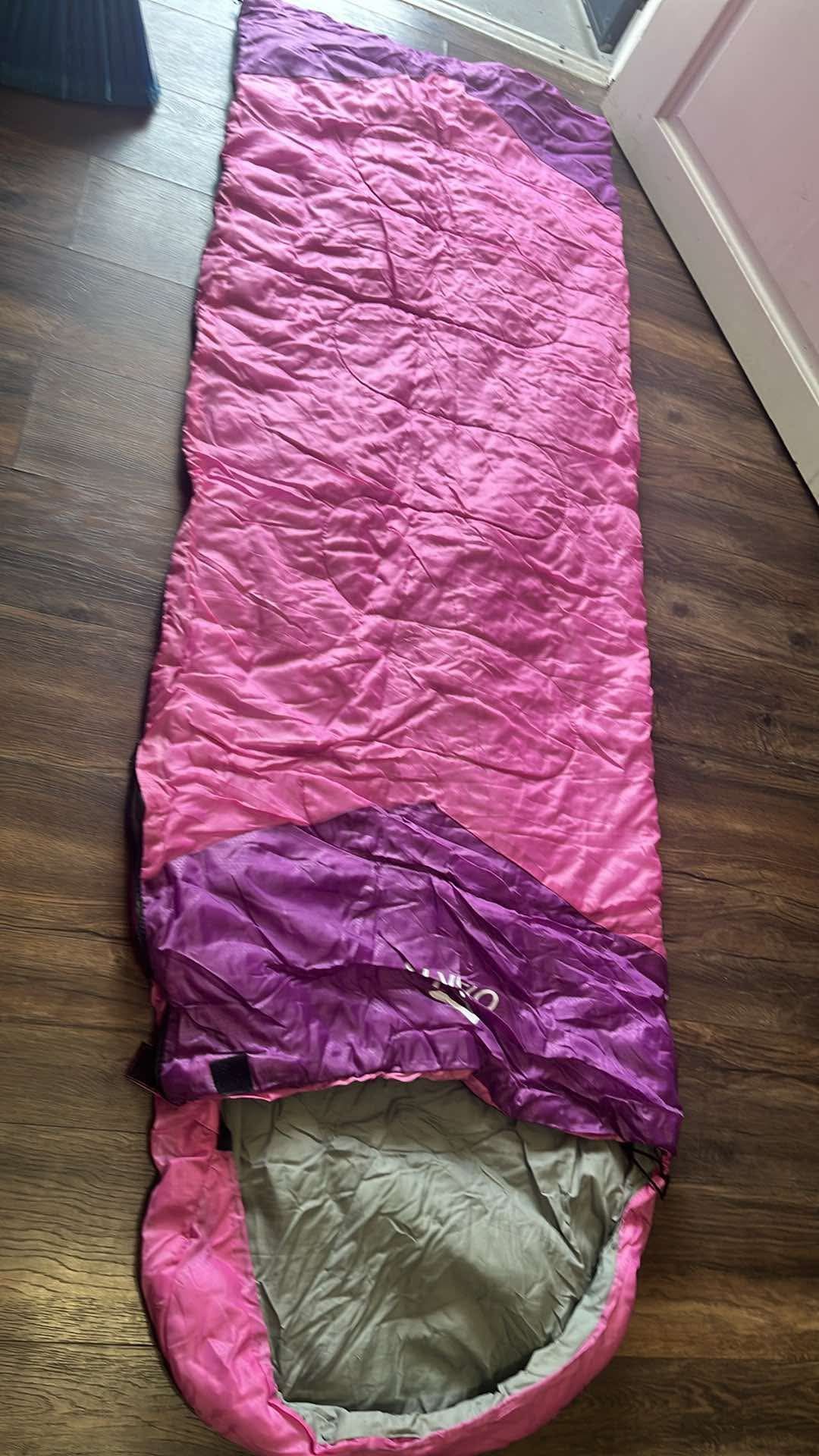 SLEEPING BAG New Mthe bag where it’s kept in is lost so it’s just the sleep bag