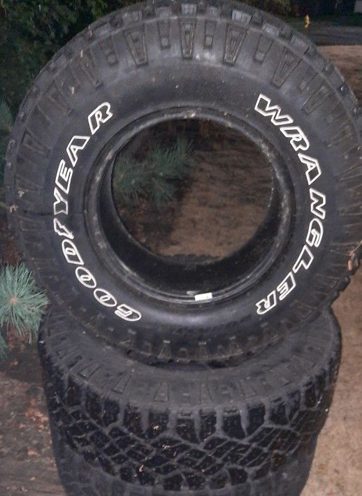 Goodyear Wrangler Tires 31x10.5OR 15LT
