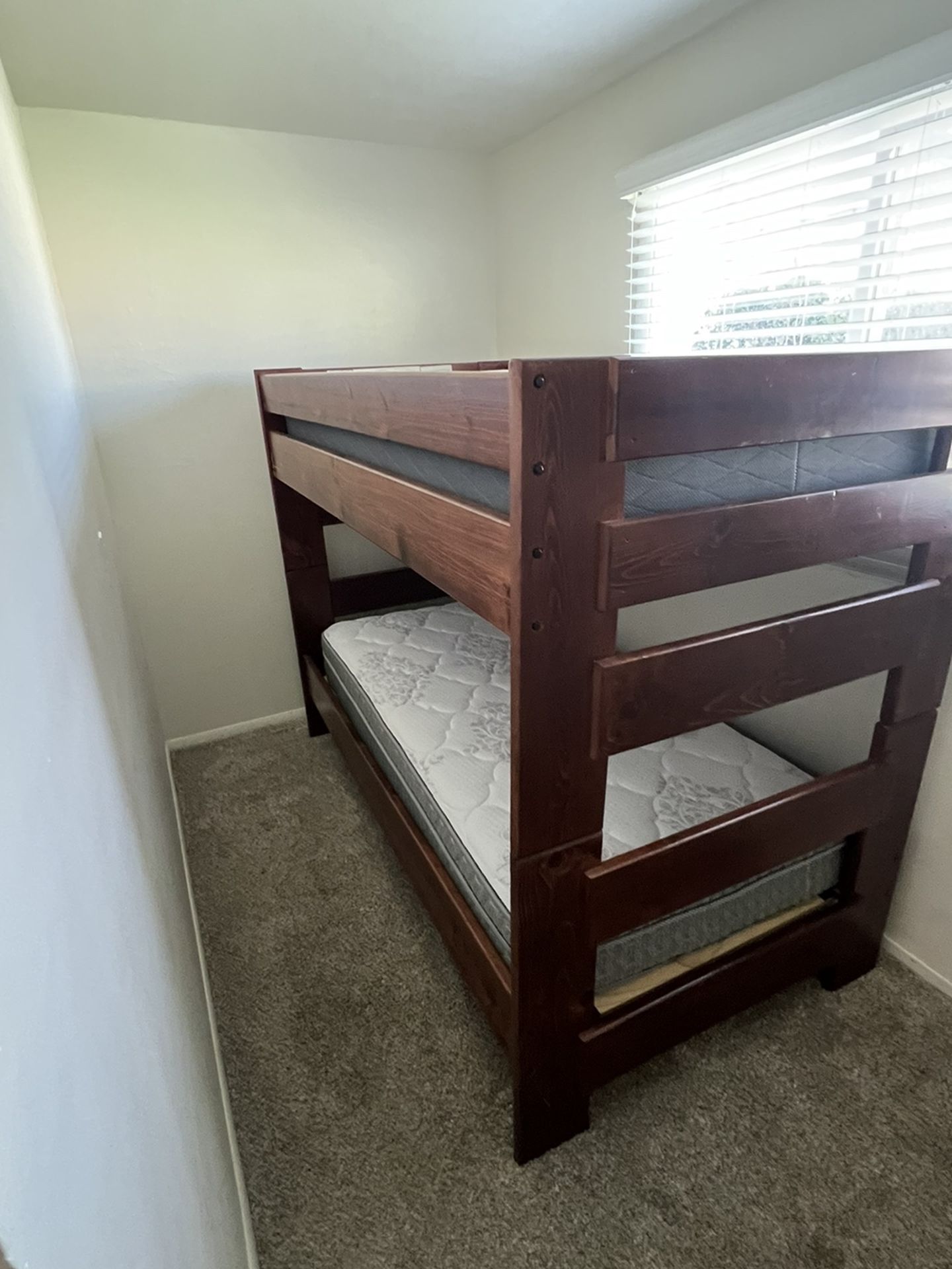 Twin bunk bed