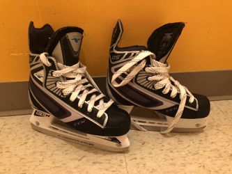 CCM boys hockey skates, size 3,5