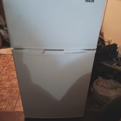 Mini fridge 