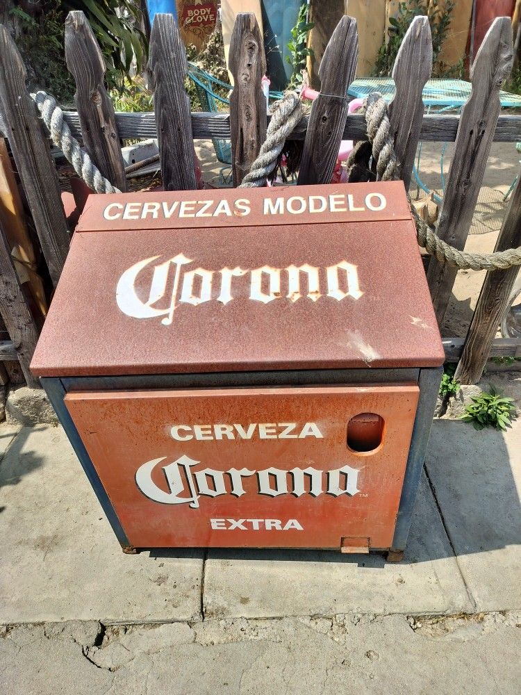 VINTAGE CORONA ICE CHEST! 250$