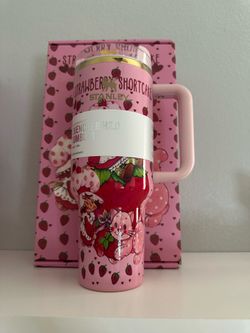 🍓 Strawberry Shortcake x Stanley 40oz Quencher H2.0 Tumbler – Pink Limited Edition 💖