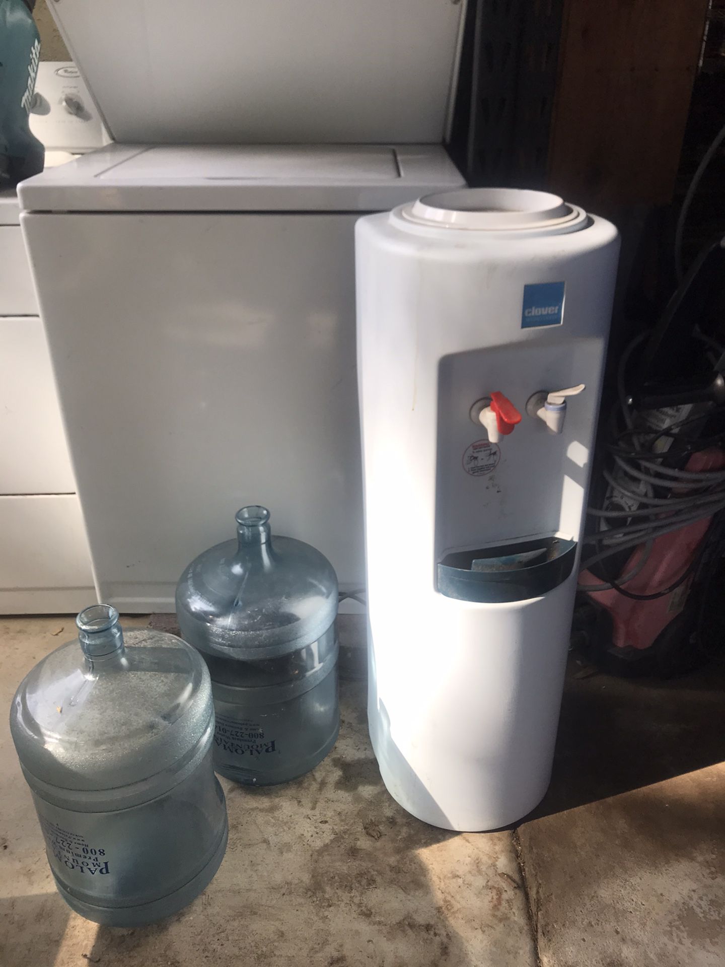 Free water dispenser with two bottles