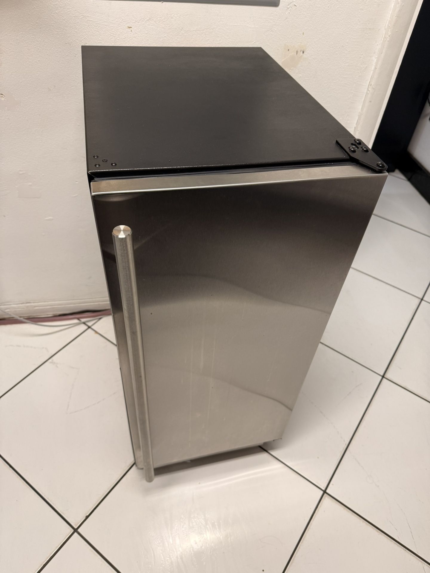 Ice Maker 15” Clear Ice. ULINE. HCP115.