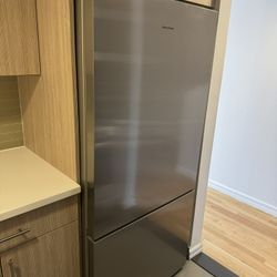 REFRIGERATOR— Like New!!! 