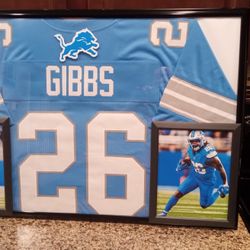 JAHMYR GIBBS, OF THE DETROIT LIONS, CUSTOM STITCHED FRAMED JERSEY.