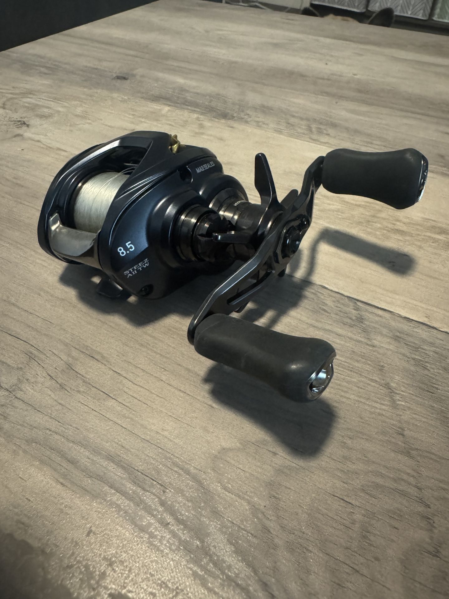 Like New Daiwa Steeze AII 100 Tw 8.3 Salt And Fresh Water Top If The Line Casting Reel. 