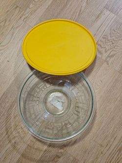 Pyrex Glass Mixing Bowl with Lid - Yellow