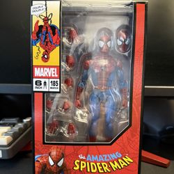 MAFEX Spiderman Figure (Classic Costume)