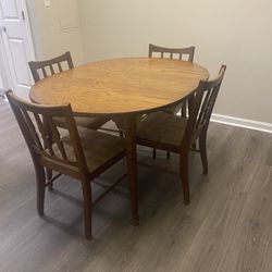 Cute vintage dining table with 4 matching chairs