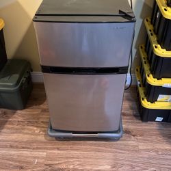 Insignia Mini Fridge+freezer With Accessories 