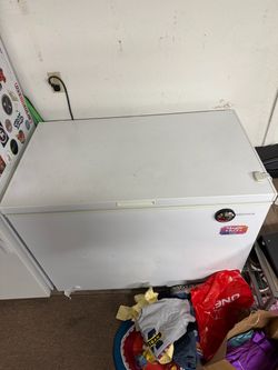Insignia chest freezer 10.2 cub. Ft.
