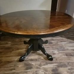 Beautiful Round Kitchen Table NO LEAF NO CHAIRS 