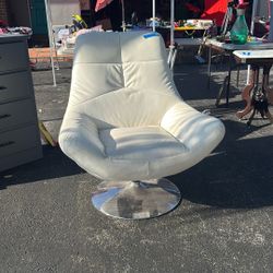 Large Swivel Chair
