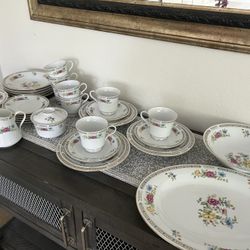 Lovely floral dinnerware set serving 8