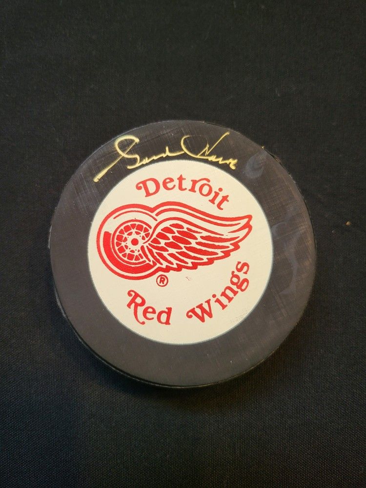 Gordie Howe signed puck